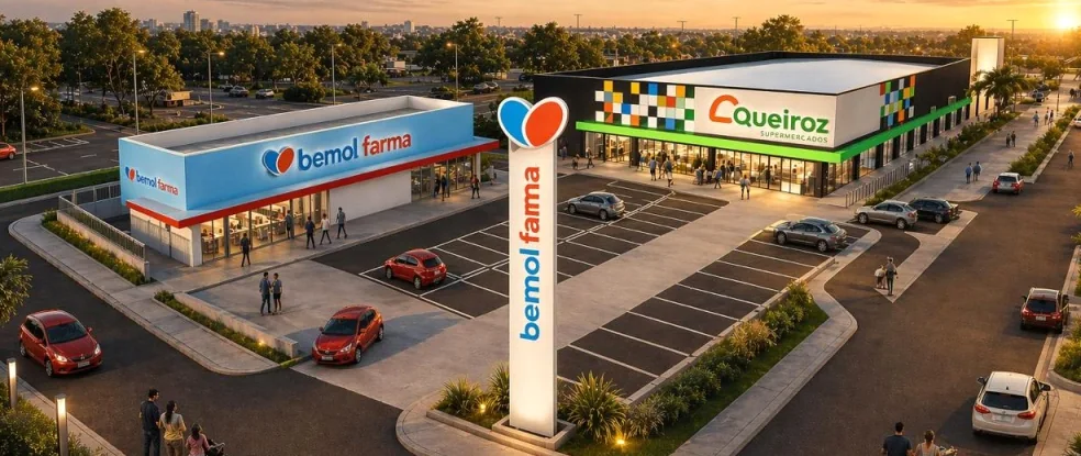 Supermercado Queiroz com estacionamento e fachada iluminada